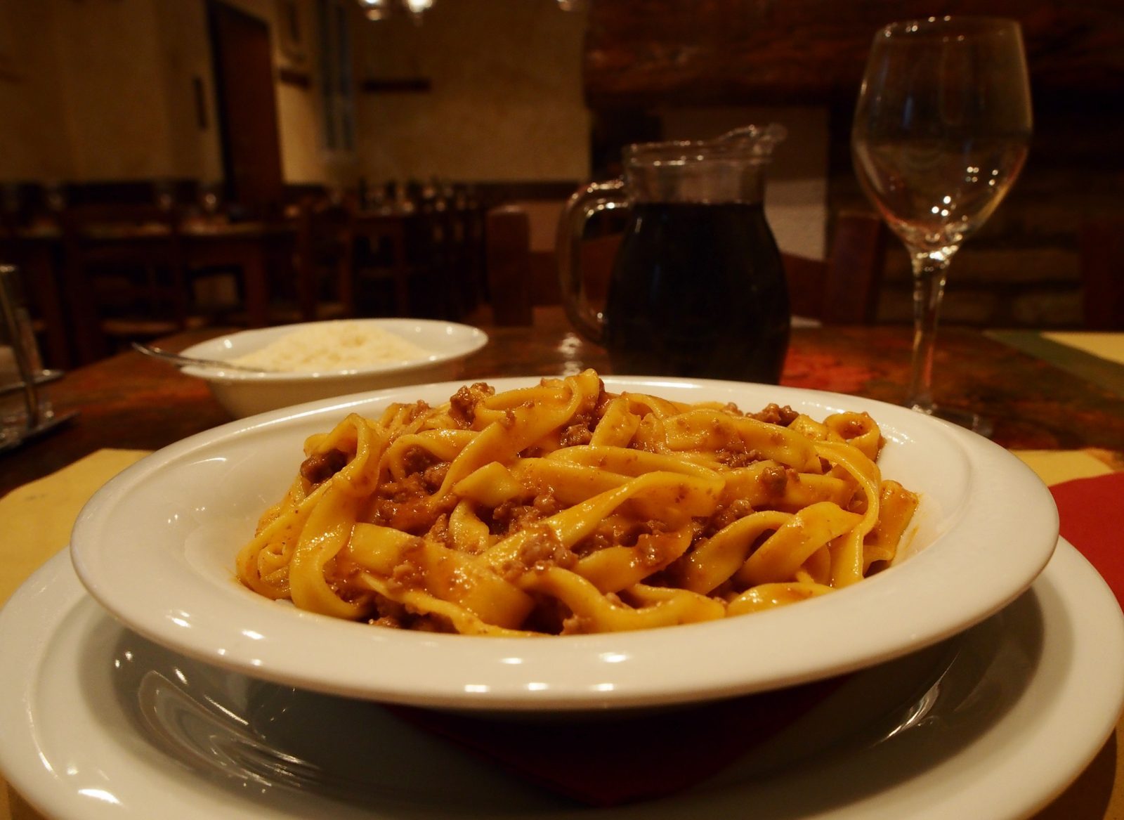 Pasta condita con sugo rosso